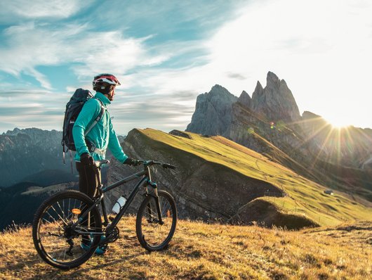 Biker macht sich für Abfahrt bereit