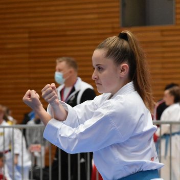 Karateka Olivia Tschanz in Aktion